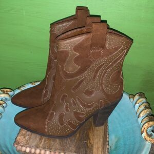 Carlos booties size 7.5